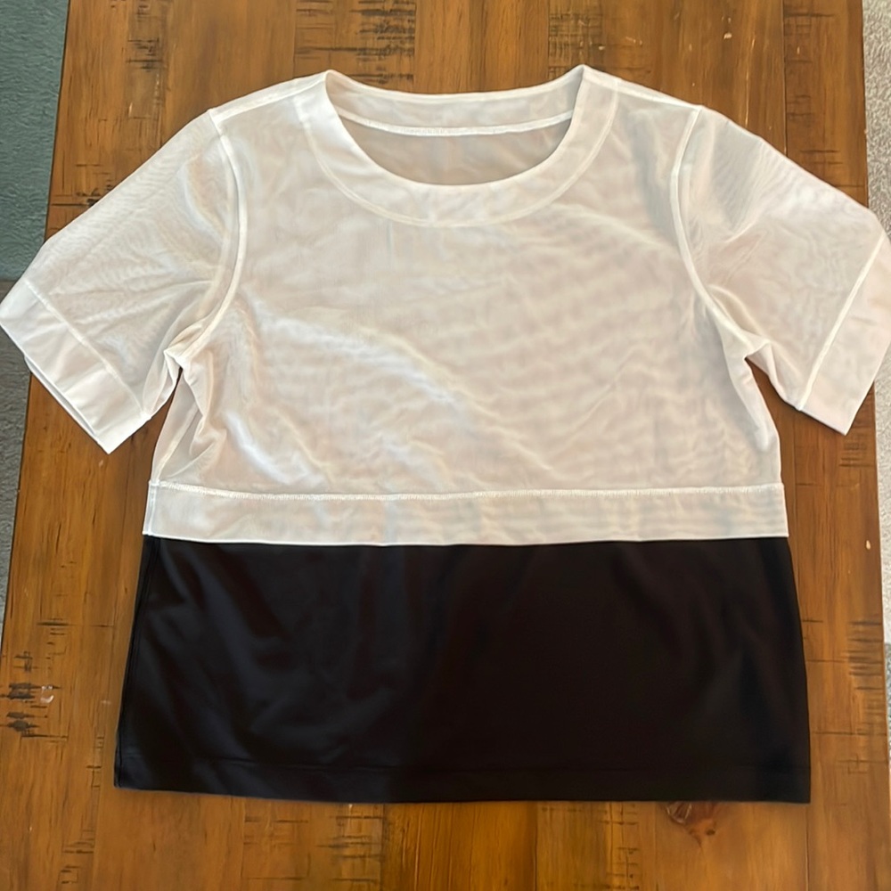 EUC lululemon mesh T back and white size 4